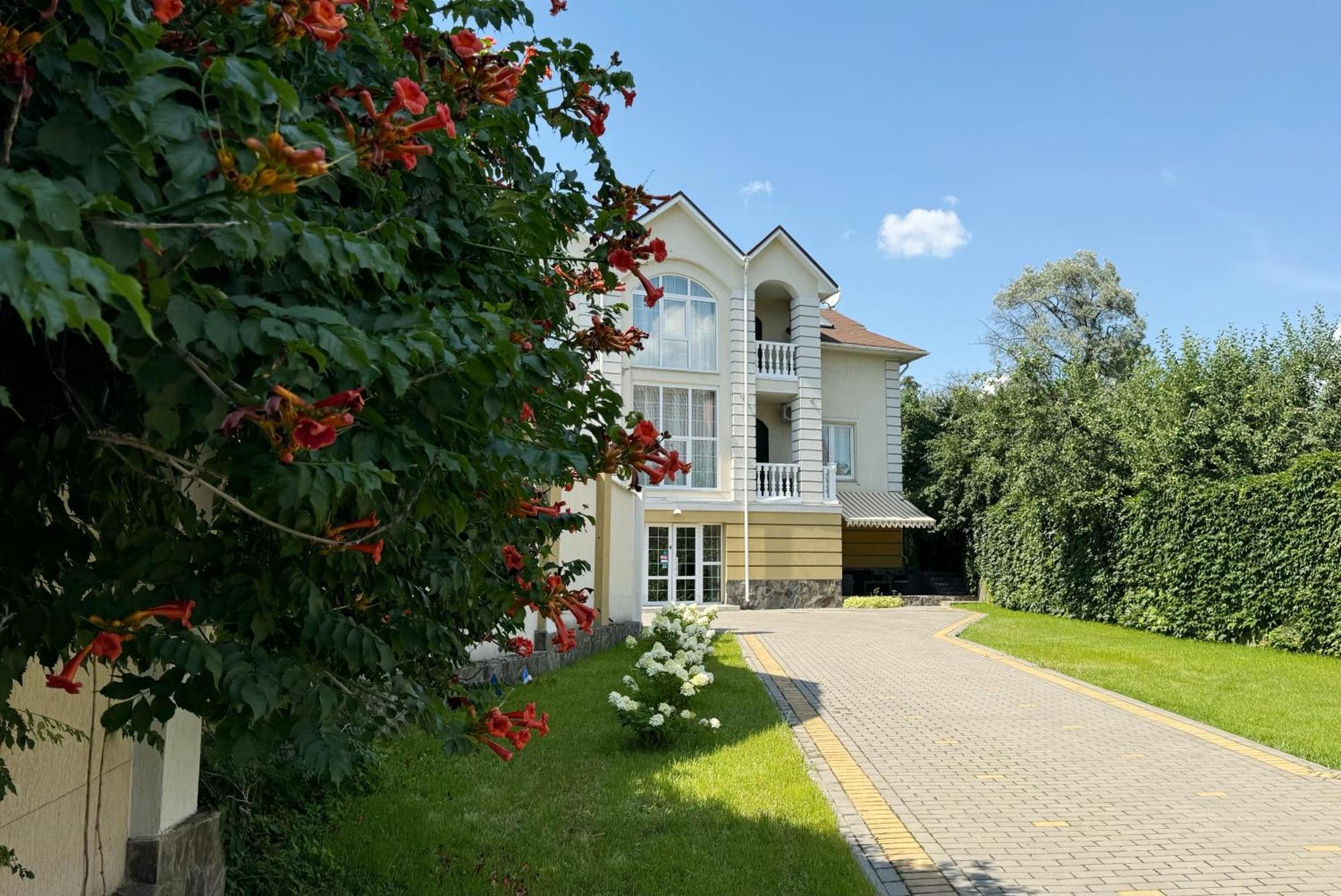 Shelter Hotel Kyiv Exterior photo